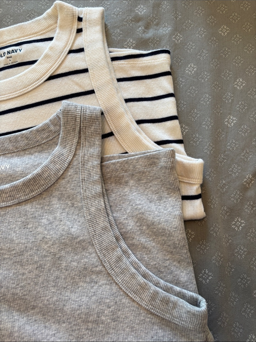 OLD NAVY TANK TOP BUNDLE in Size Large - Picture 4 of 8